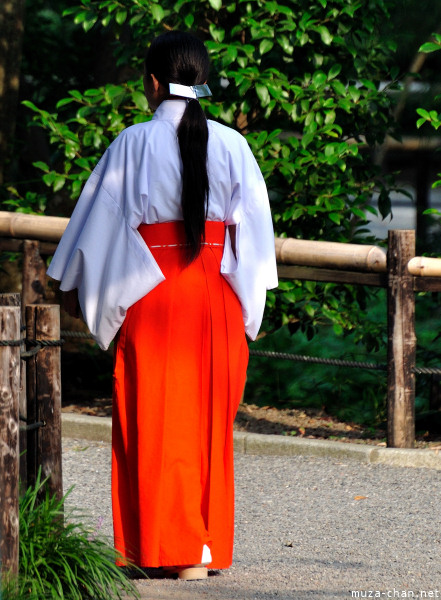Miko, Tsurugaoka Hachimangu, Kamakura Miko, Tsurugaoka Hachimangu, Kamakura