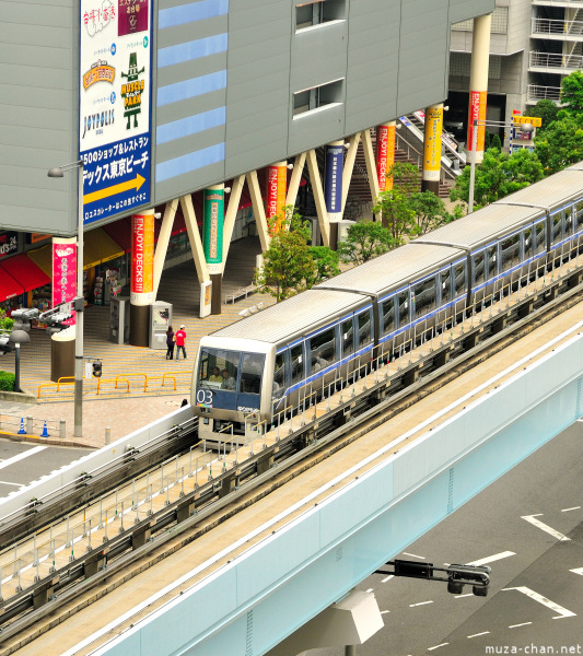 Yurikamome train near Aqua City, Odaiba, Tokyo Yurikamome train near Aqua City, Odaiba, Tokyo