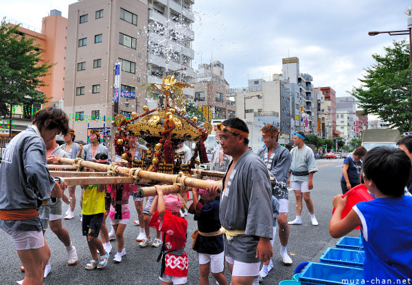Fukagawa Hachiman 'water-throwing' Festival Fukagawa Hachiman 'water-throwing' Festival