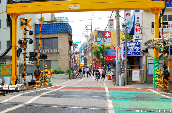 Japanese railway crossing near Omorimachi Station, Ota-ku, Tokyo Japanese railway crossing near Omorimachi Station, Ota-ku, Tokyo
