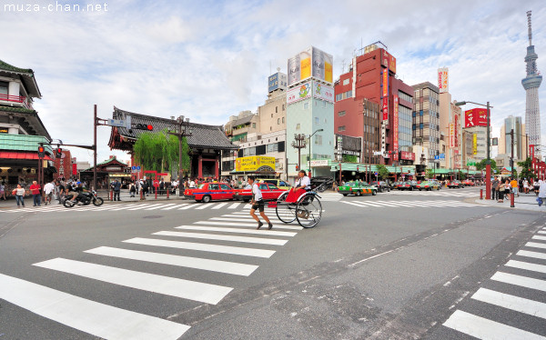 Kaminarimon Scramble Crossing, Asakusa, Tokyo Kaminarimon Scramble Crossing, Asakusa, Tokyo