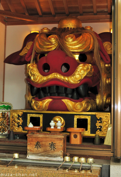 Ohaguro shishi (lioness with blackened teeth), Namiyoke Inari Shrine, Tsukiji, Tokyo Ohaguro shishi (lioness with blackened teeth), Namiyoke Inari Shrine, Tsukiji, Tokyo