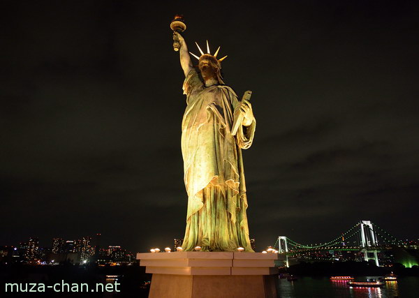 Statue of Liberty, Aqua City, Fuji Tv, Odaiba, Tokyo Statue of Liberty, Aqua City, Fuji Tv, Odaiba, Tokyo