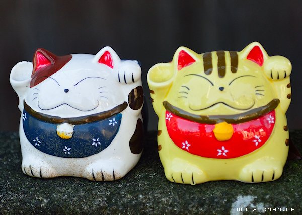 Neko statues