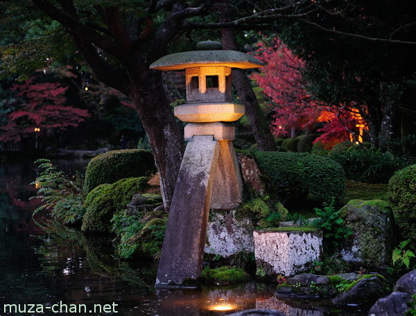 Kotoji lantern, Kenroku-en Garden, Kanazawa Kotoji lantern, Kenroku-en Garden, Kanazawa
