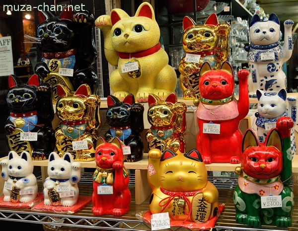 Maneki Neko statues