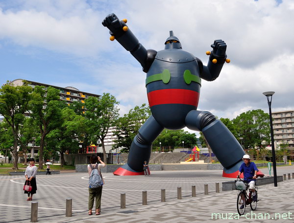 Tetsujin 28 Statue, Wakamatsu Park, Kobe Tetsujin 28 Statue, Wakamatsu Park, Kobe