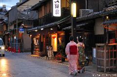 Kyoto contrasts, Gion geishas and... cars
