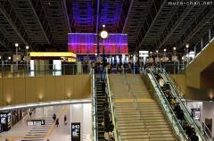 The end of a long tradition, the Osaka right side escalator etiquette