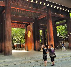 Snapshooting at Yasukuni, Shinmon Gate