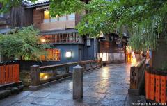 Simply beautiful Japanese scenes, Rainy evening at Tatsumi Bashi, Kyoto