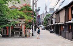 Kyoto shrine with crape myrtle flowers