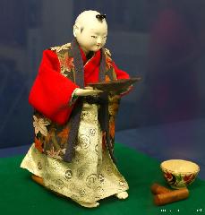 Tea-serving Karakuri doll and a travel tip