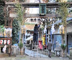 Japanese traditions - changing the old Shimenawa