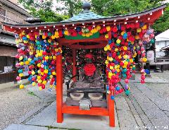 Japanese customs and traditions - Kukurizaru, the Hanging Monkeys