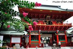 Simply beautiful Japanese scenes, Zuishin-mon and crape myrtle