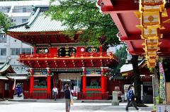 Kanda Myojin gate and its unique horse statues